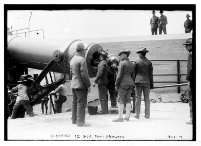 Cleaning 12' gun, Fort Hamilton LCCN2014681932