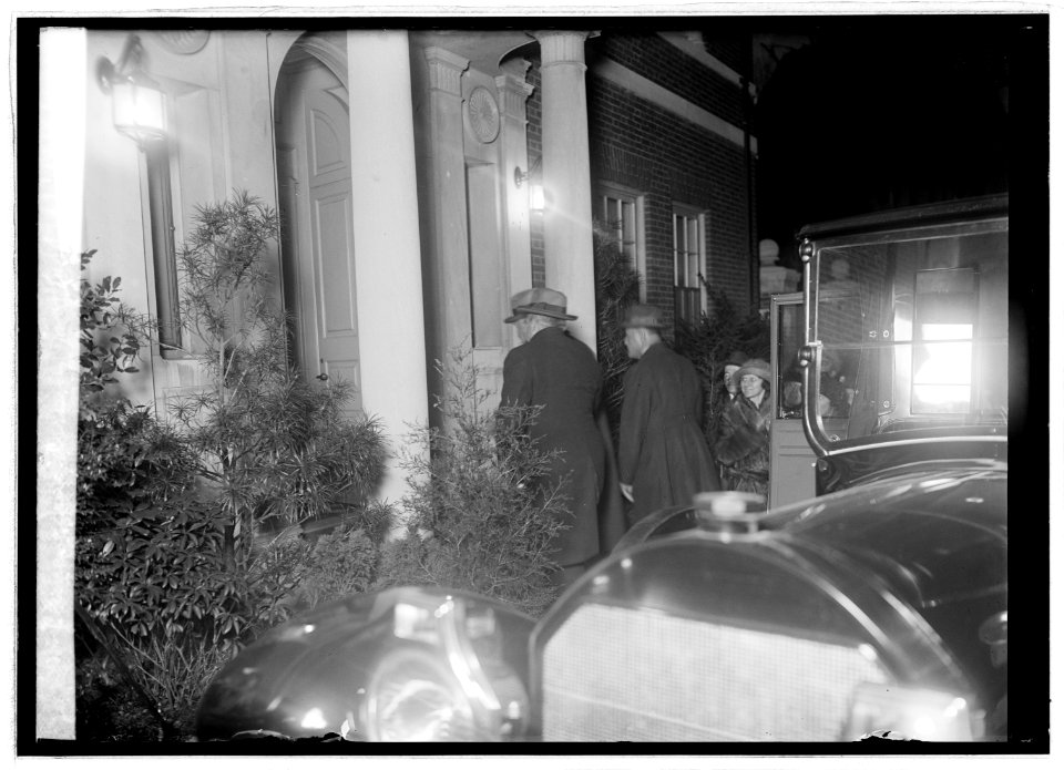 Clemecian arriving at Wilson's, 12-7-22 LCCN2016847006
