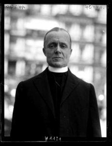 Clergy at White House, State, War, and Navy Building in background. Washington, D.C. LCCN2016891420