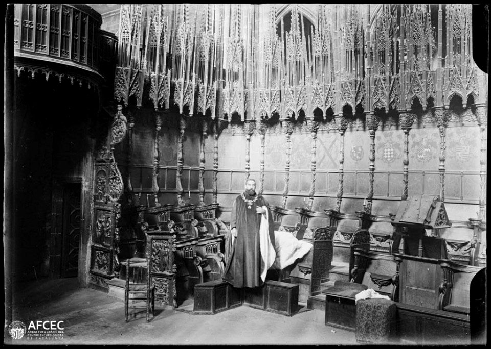 Clergue posant al cor de la catedral de Barcelona
