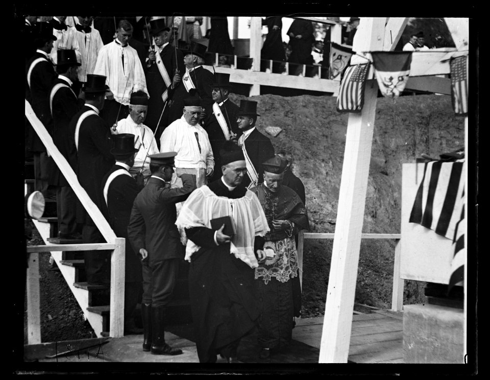 Clergymen at outdoor religious service LCCN2016863171