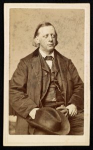 Clergyman and abolitionist Henry Ward Beecher with hat) - C.D. Fredricks & Co., 587 Broadway, New York ; 108 Calle de la Habana, Habana ; 31 Passage du Havre, Paris LCCN2016652258