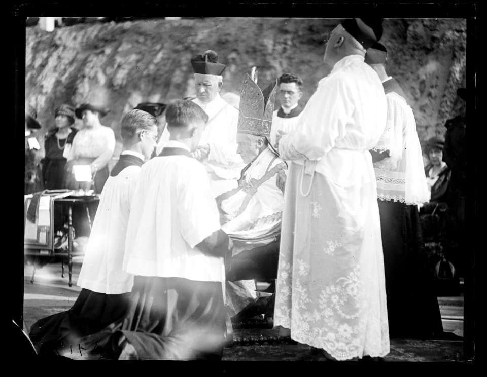 Clergymen at outdoor religious service LCCN2016863168