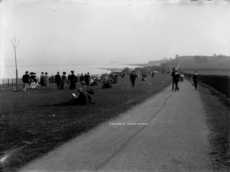 Cliff Walk looking to Lavernock, Penarth (4641567)