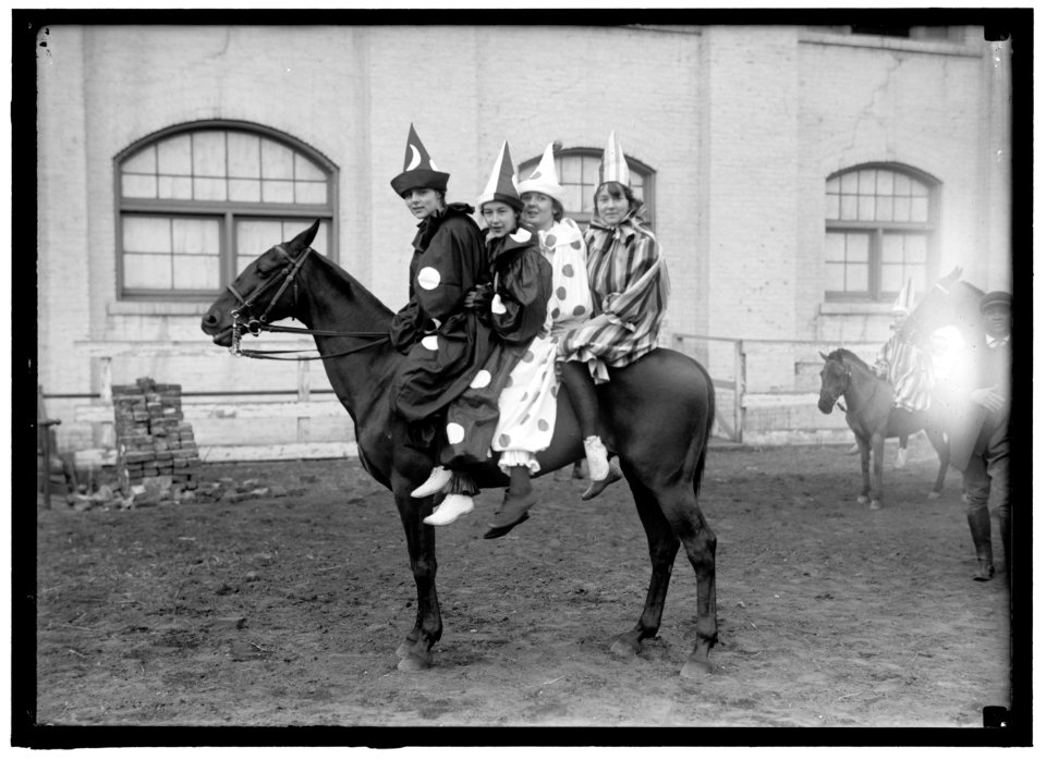 CLOWNS ON A HORSE LOC hec.05774