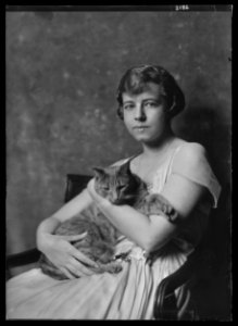Cluett, Marjorie, Miss, with Buzzer the cat, portrait photograph LOC agc.7a15884