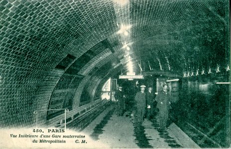 CM 450 - PARIS - Vue intérieure d'une gare souterraine du Métropolitain photo