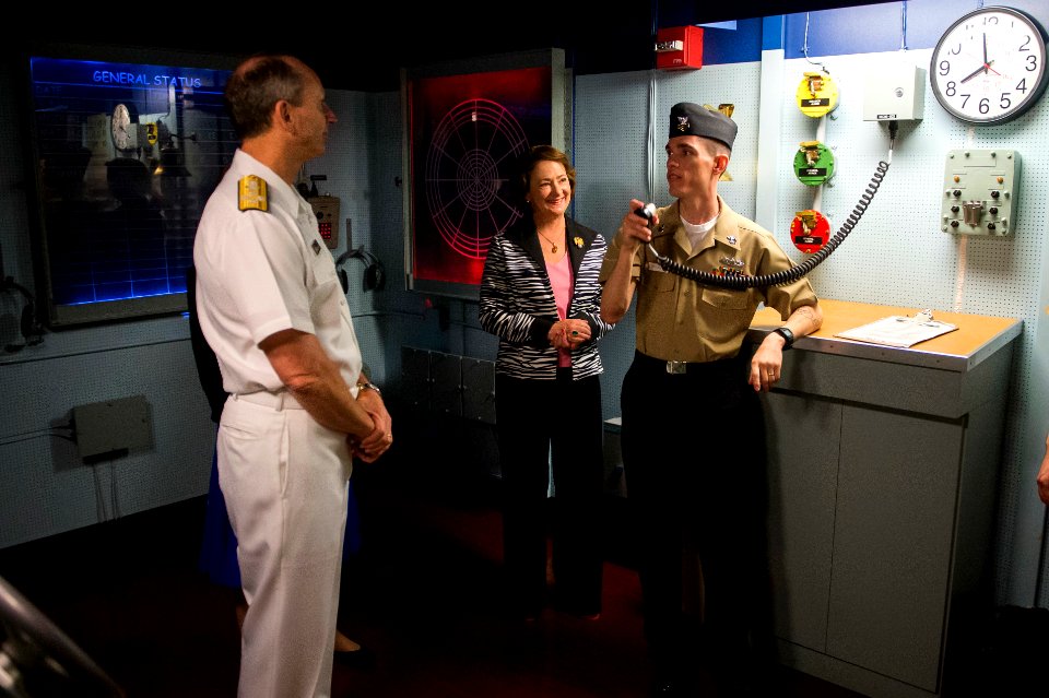 CNO Greenert visits recruits at Naval Station Great Lakes 150605-N-AT895-094
