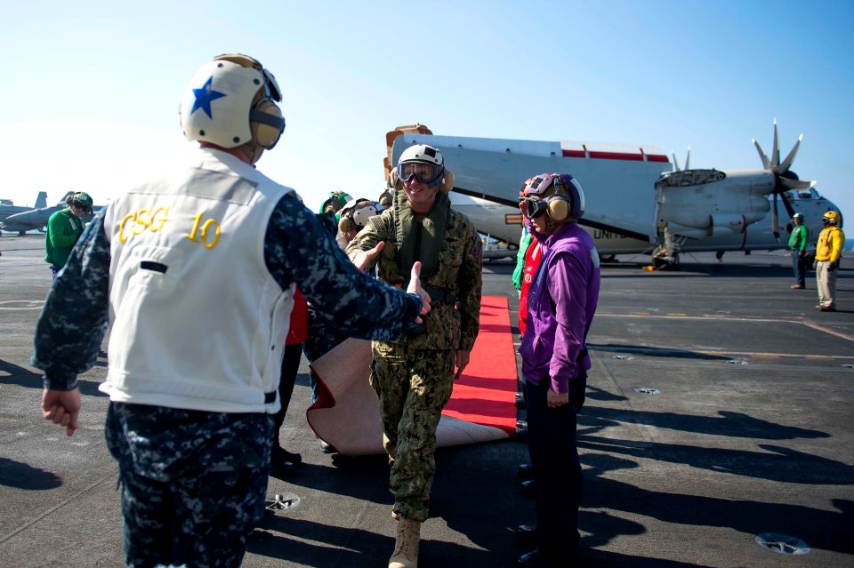 CNO visits sailors 131128-N-WL435-005