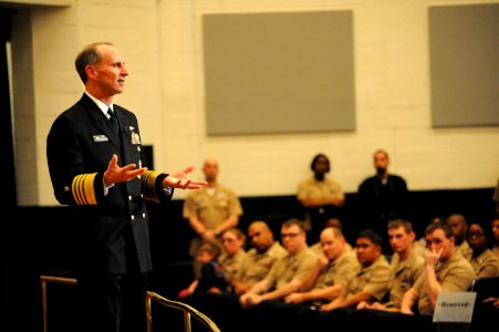 CNO conducts an all-hands call. (8426283271)