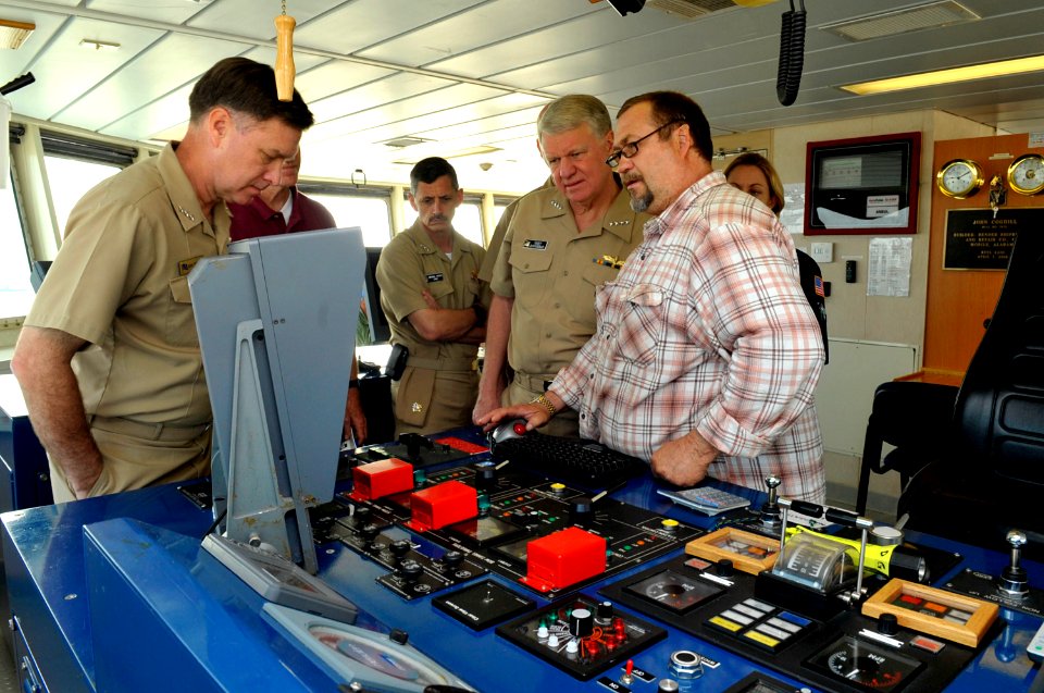 CNO visits Mississippi State Port Authority 100504-N-FI224-073