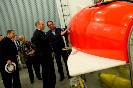 CNO visits Woods Hole Oceanographic Institution 141106-N-WL435-191