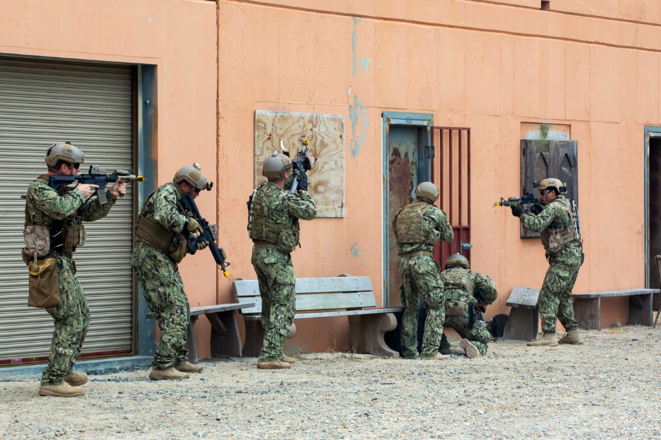 CNP visits Navy EOD 131023-N-JV638-022