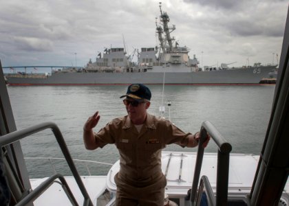 CNSP visits USS Somerset 150518-N-CC789-035