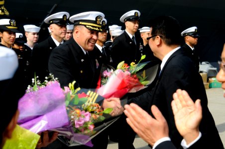CO of USS Blue Ridge greets Japanese officials. (8570977183) photo