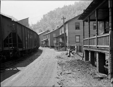 Coal cars and houses. Southern Coal Corporation, Bradshaw Mine, Bradshaw, McDowell County, West Virginia. - NARA - 541021