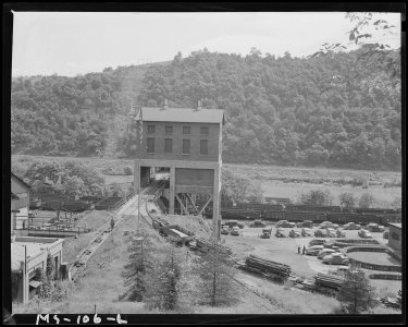 Coal loading house. Coal is loaded on railroad cars or barges. Buckeye Coal Company, Nemacolin Mine, Nemacolin... - NARA - 540274