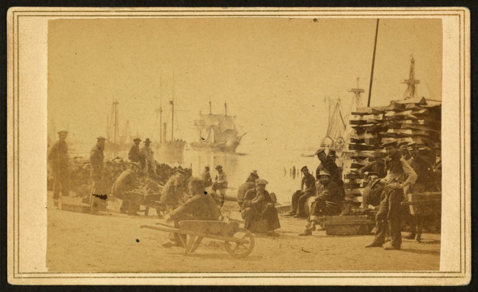 Coaling Admiral Farragut's fleet at Baton Rouge, Louisiana LCCN2010647761