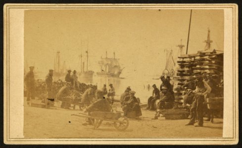 Coaling Admiral Farragut's fleet at Baton Rouge, Louisiana LCCN2010647761 photo