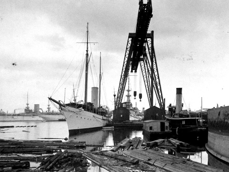 Coal hoist at Brooklyn Navy Yard, New York City, New York, 1904 (26102888501)