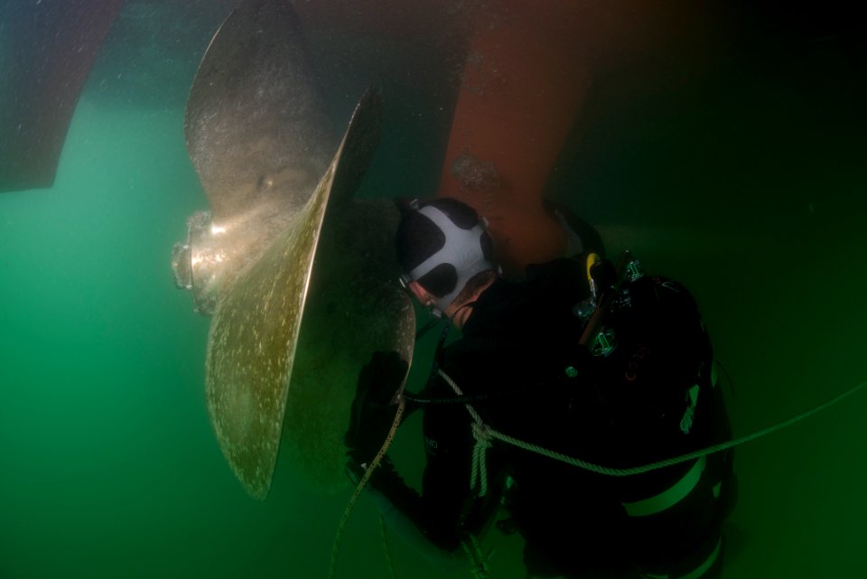 Coast Guard fouled prop 141231-N-CN059-019