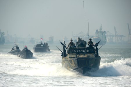 Coastal Riverine Squadron (CRS) 3 and Indonesian Kopaska naval special forces members practice patrol formations. (20374364935)