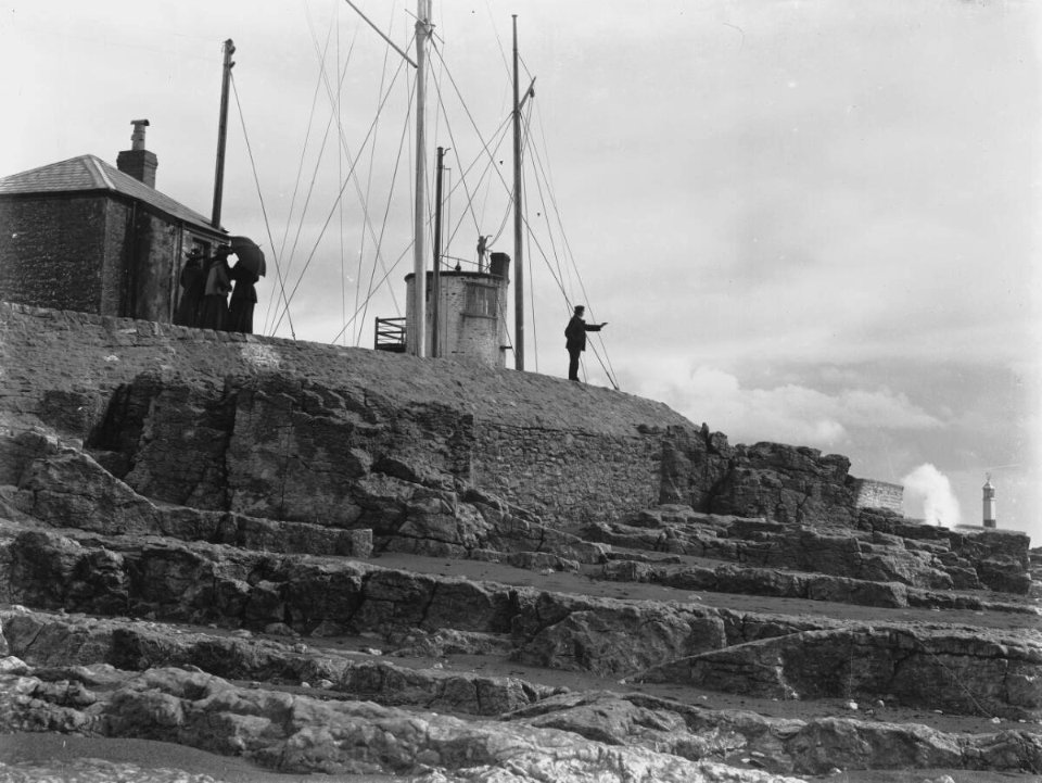 Coastguard station and lighthouse, Porthcawl (4786000)