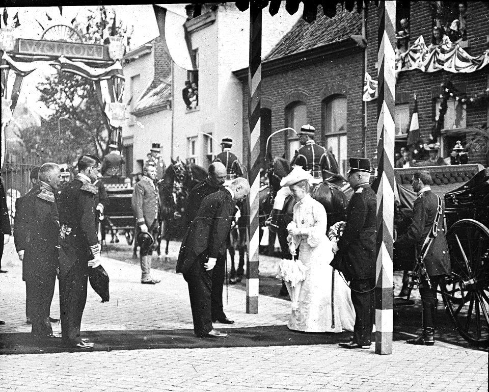 Bezoek Koningin Wilhelmina aan Gasthuis Calvariënberg, Maastricht, 1903 (RHCL, VKG 086)