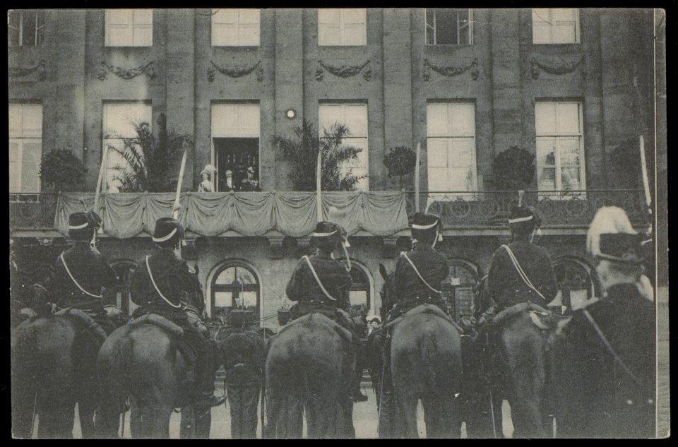 Bezoek van President Fallières aan Koningin Wilhelmina en prins Hendrik op het balkon van het Koninklijk Paleis, Afb PBKD00387000020