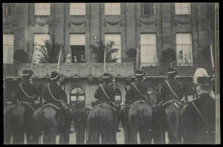 Bezoek van President Fallières aan Koningin Wilhelmina en prins Hendrik op het balkon van het Koninklijk Paleis, Afb PBKD00387000020