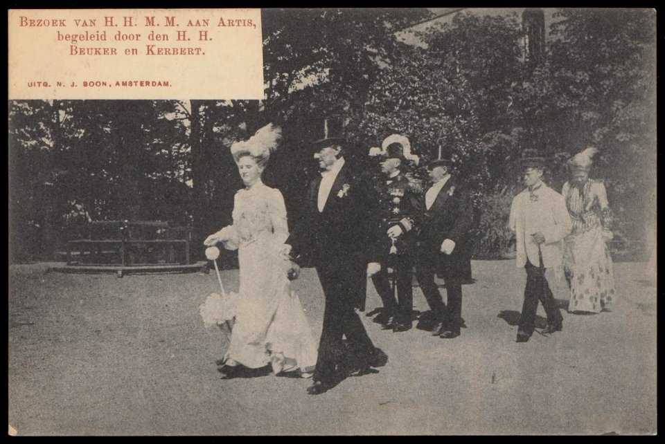 Bezoek van H.M. Koningin Wilhelmina aan Artis, begeleid door H.H. Beuker en Kerbert. Uitgave N.J. Boon, Amsterdam