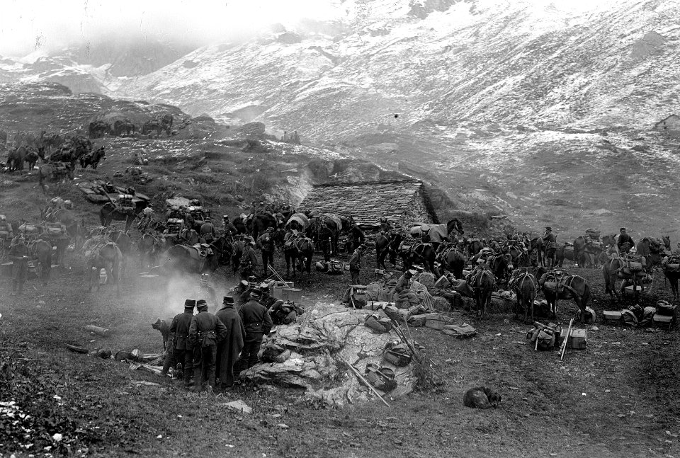 Bezug des Biwaks bei Regen und Schnee - CH-BAR - 3237023