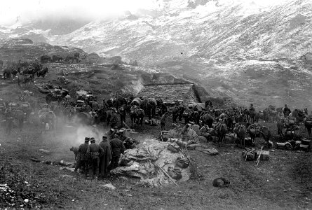 Bezug des Biwaks bei Regen und Schnee - CH-BAR - 3237023