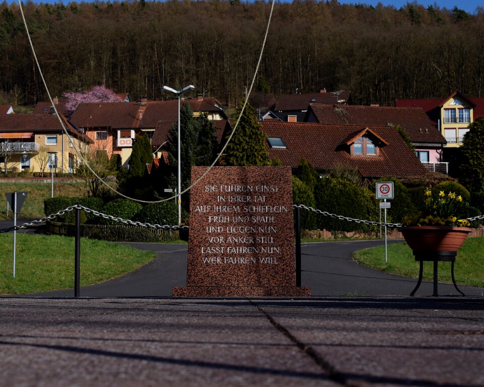 Ship mast memory tombstone