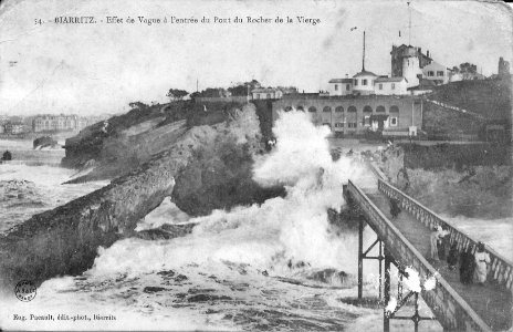 Biarritz-Effet de vague à l'entrée du pont du Rocher de la Vierge-Pacault 54