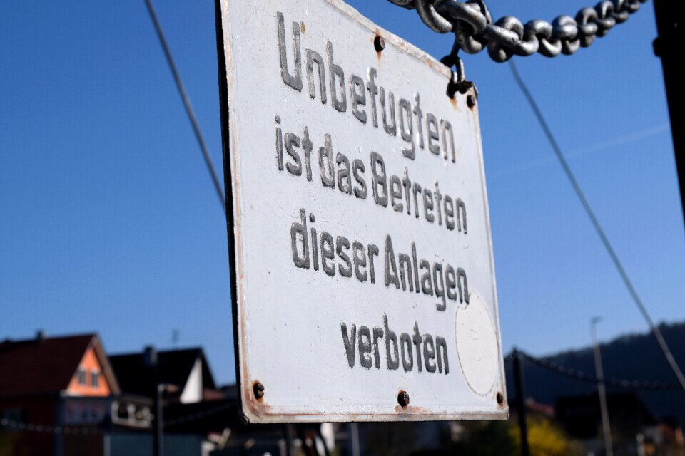 Chain monument warning