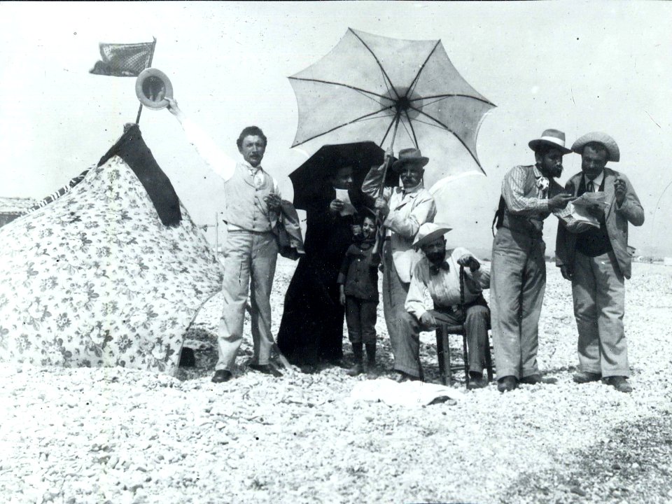 Biblioteca Federiciana, Anonimo, Fano, Foto ricordo sulla spiaggia di Fano, 1910 circa, gelatina a sviluppo
