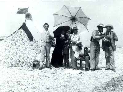 Biblioteca Federiciana, Anonimo, Fano, Foto ricordo sulla spiaggia di Fano, 1910 circa, gelatina a sviluppo