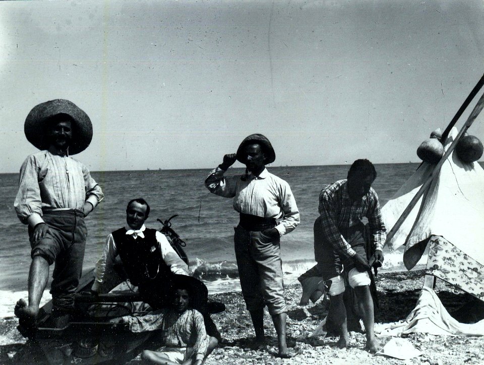 Biblioteca Federiciana, Anonimo, Fano, Bagnanti sulla spiaggia, 1910 circa, gelatina a sviluppo