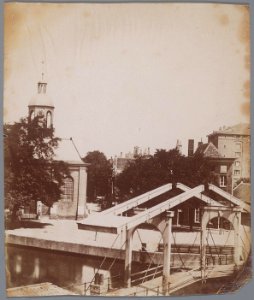 Bickersplein gezien vanaf de Haarlemmer Houttuinen naar de Nederlands Hervormde Eilandskerk (max res)