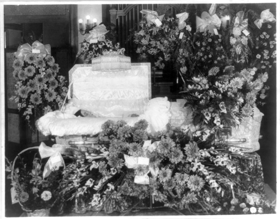 Bier and flowers, probably in a Washington, D.C. funeral home LCCN2005693231