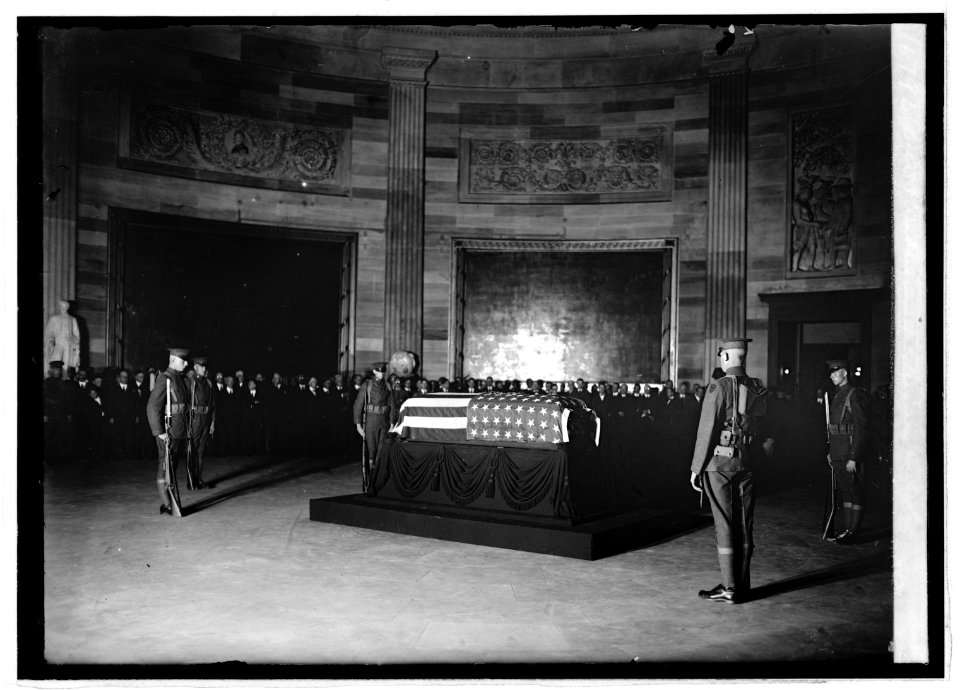 Bier of Unknown soldier in Capitol, (11-9-21) LCCN2016845816