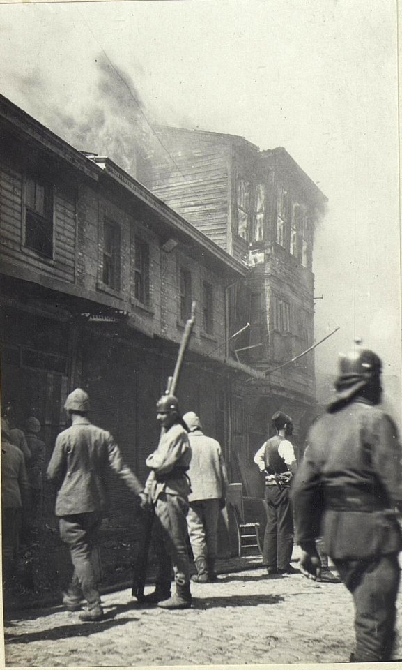 Bilder vom Riesenbrand in Stambul. (August 1918.) (BildID 15675522)