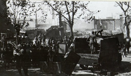 Bilder vom Riesenbrand in Stambul. Österr.Soldaten bei den Bergungsarbeiten. (BildID 15675767)