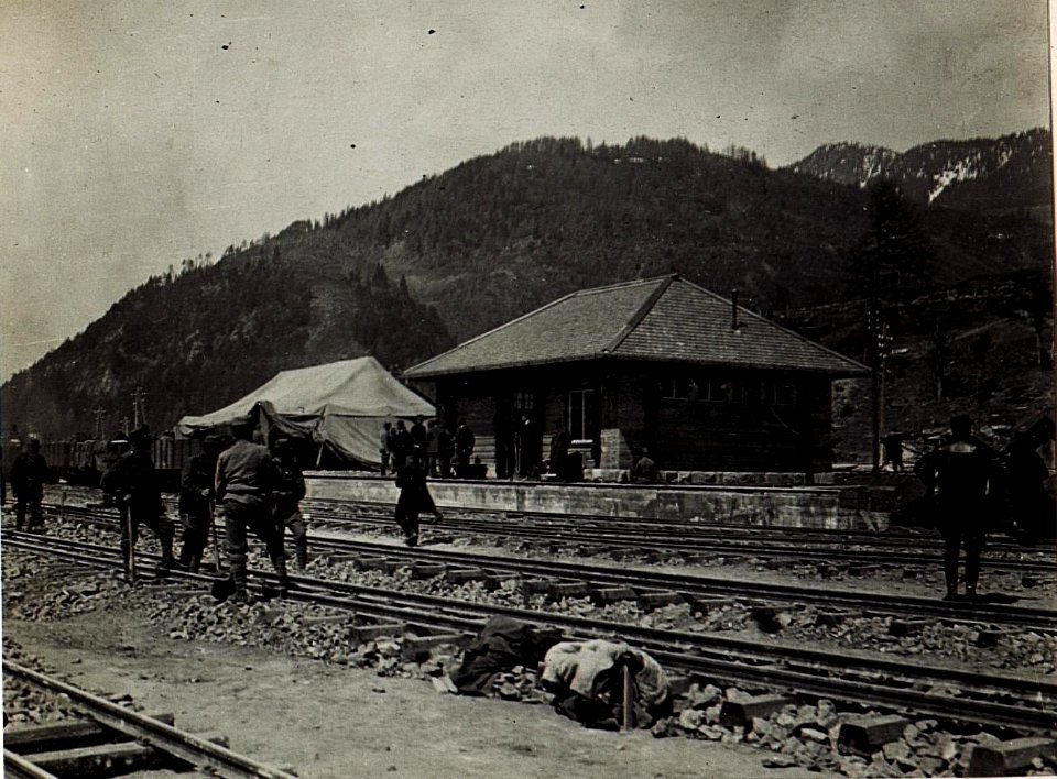 Bilder von der Eröffnung der Fleimstalbahn. Eröffnung des Verkehres durch Exzellenz Roth am 28.4.1917, Station Castello. (BildID 15583738)