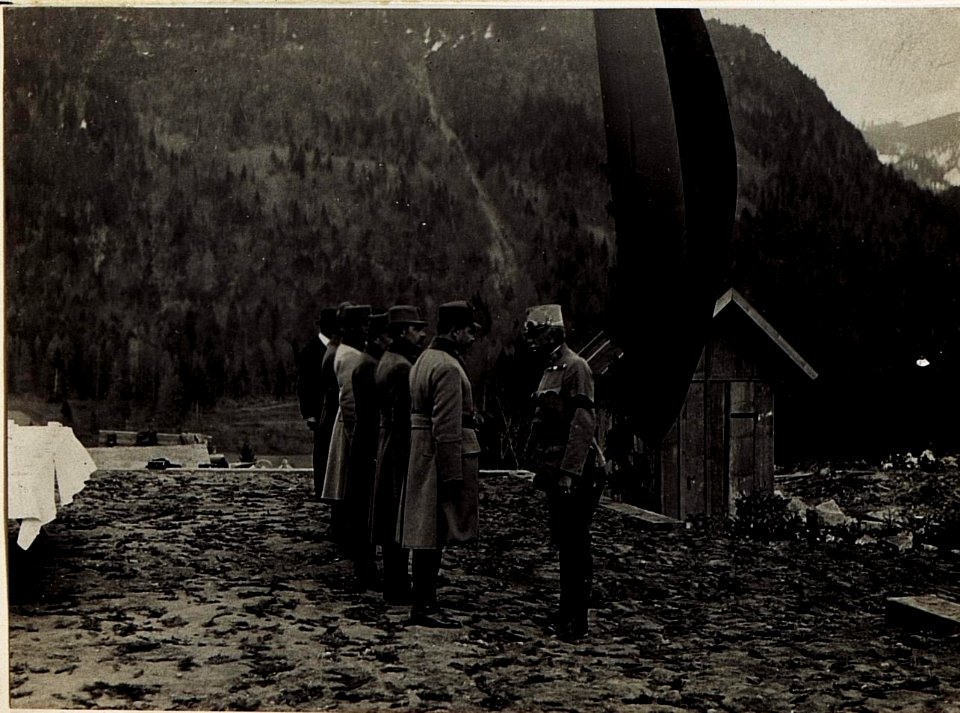 Bilder von der Eröffnung der Fleimstalbahn. Eröffnung des Verkehres durch Exzellenz Roth am 28.4.1917, Station Pausa. (BildID 15583780)