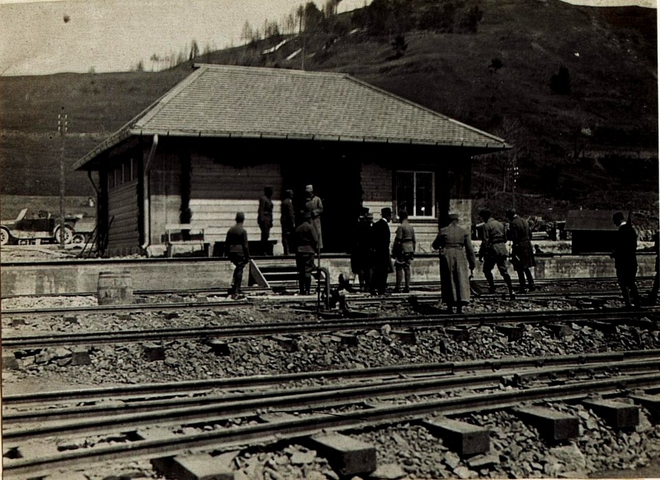 Bilder von der Eröffnung der Fleimstalbahn. Eröffnung des Verkehres durch Exzellenz Roth am 28.4.1917, Station Castello. (BildID 15583752)