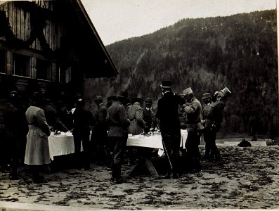Bilder von der Eröffnung der Fleimstalbahn. Station Pausa, Mahlzeit der Festgäste. (BildID 15583787)