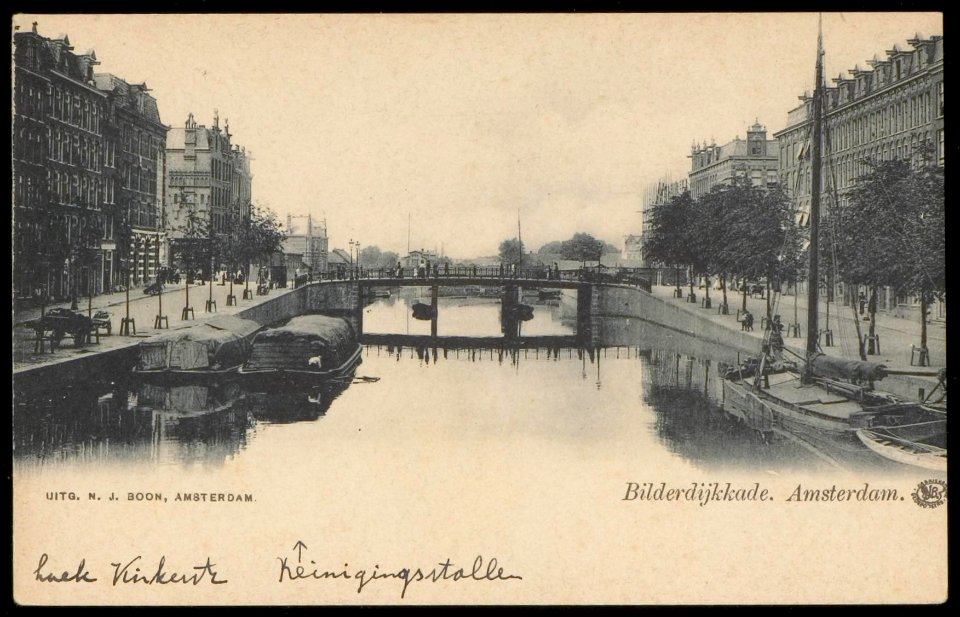 Bilderdijkkade met brug 23 in de Kinkerstraat. Links achter de Stadsreiniging. Uitgave N.J. Boon, Amsterdam