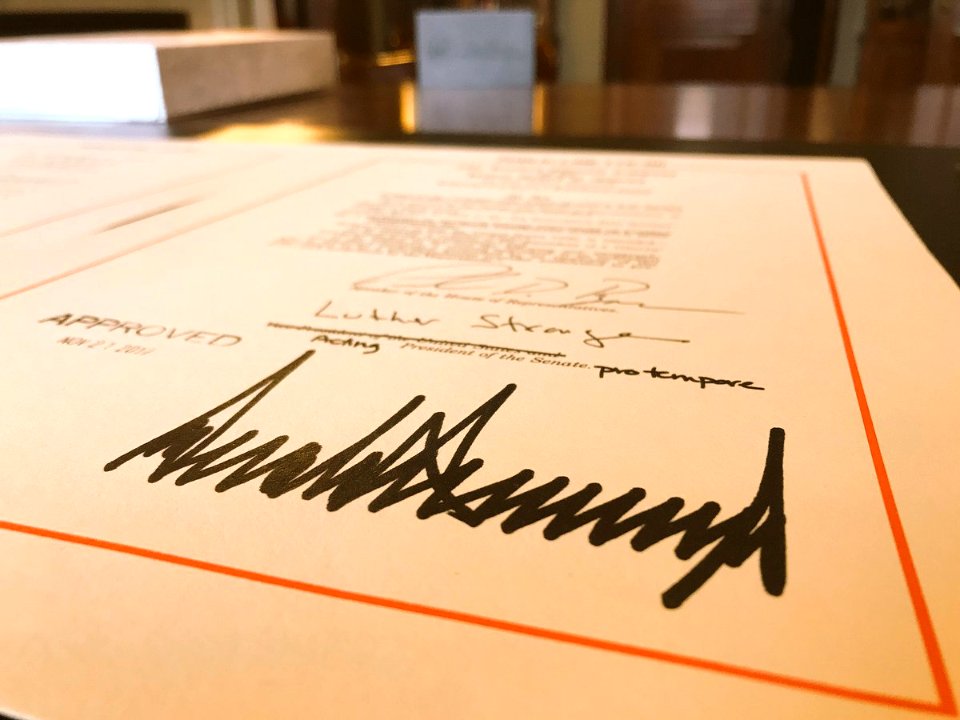 Bills which Luther Strange was able to sign as acting Senate President Pro-Tempore DQYxyJIW0AAnpuR